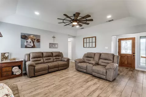 106 Hampton Ln, Springtown, TX 76082 photo 4