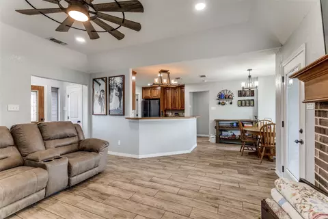 106 Hampton Ln, Springtown, TX 76082 photo 5