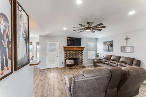 106 Hampton Ln, Springtown, TX 76082 photo 3