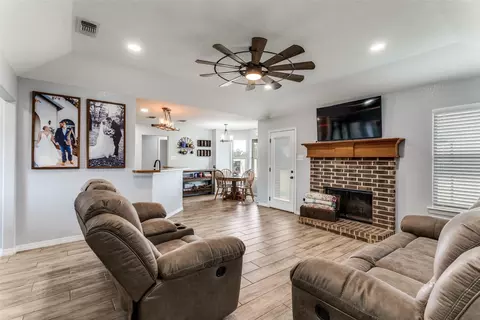 106 Hampton Ln, Springtown, TX 76082 photo 6
