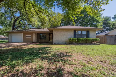 1202 Crestridge St, Ennis, TX 75119