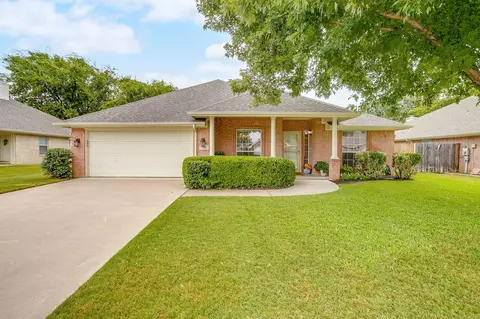 840 Heberle Dr, Burleson, TX 76028