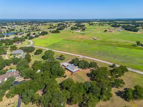 2701 Wills Way Dr, Granbury, TX 76049