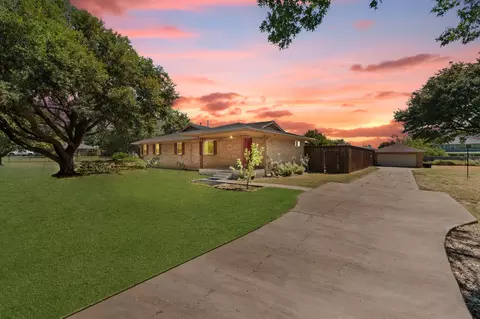 900 Lark Ln, Oak Leaf, TX 75154