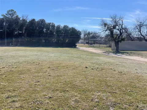 908 4th St, Graham, TX 76450
