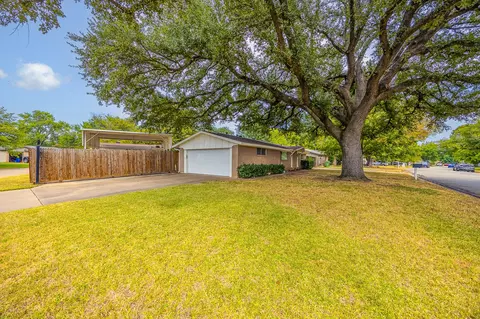 928 Dee Ln, Bedford, TX 76022