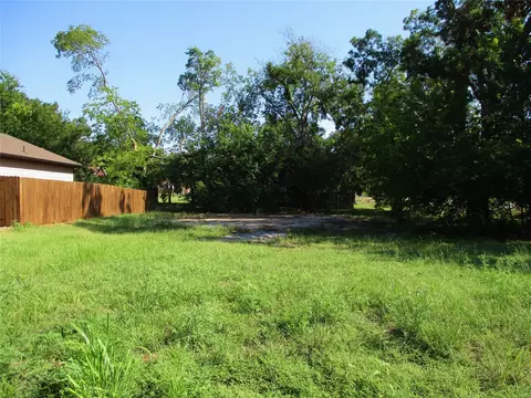 809 E 7th St, Bonham, TX 75418