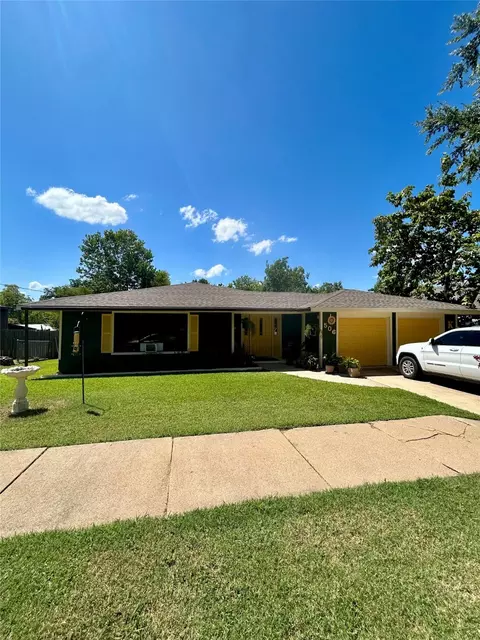 506 3rd St, Hugo, OK 74743
