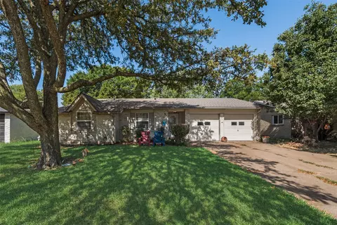 1221 Greenway Dr, Mesquite, TX 75149