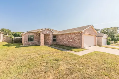 8025 Hidden Oaks Dr, Fort Worth, TX 76120