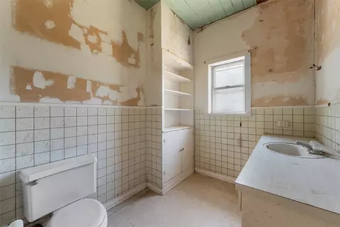Bath - 222 East Farish Ave, Rosebud, TX 76570 photo 1 of 2