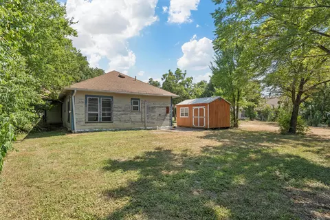 Exterior - 222 East Farish Ave, Rosebud, TX 76570 photo 1 of 2