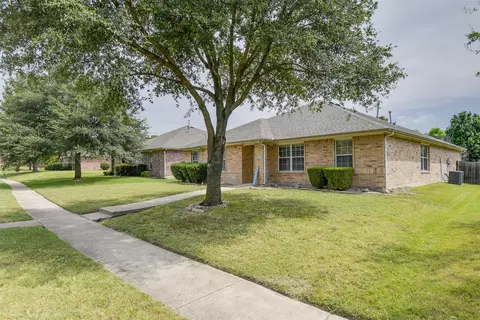 614 Rolling Meadows Dr, Lancaster, TX 75146