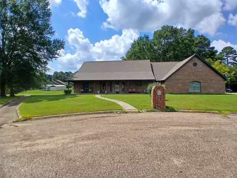 300 Whippoorwill Ln, Wake Village, TX 75501