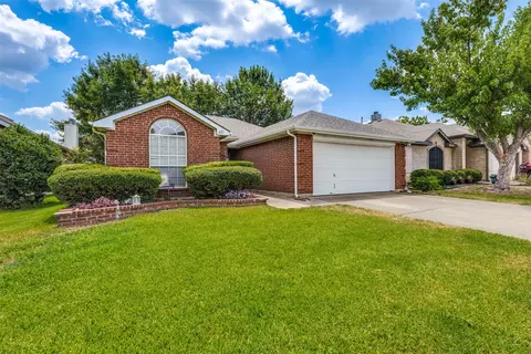 621 Silverbrook Dr, Saginaw, TX 76179
