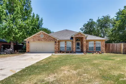 748 Hunter Dr, Azle, TX 76020