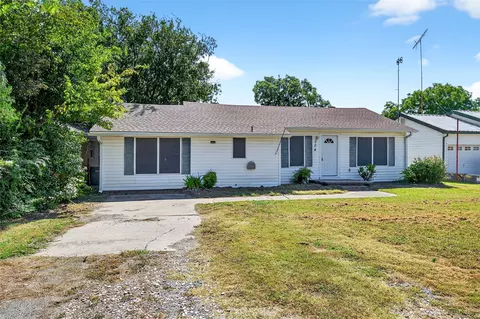 704 N Union St, Whitesboro, TX 76273