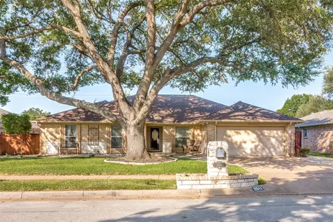 2041 Parkridge Dr, Hurst, TX 76054