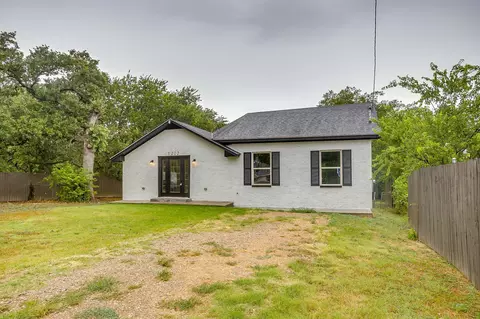 1212 Hulme St, Bowie, TX 76230