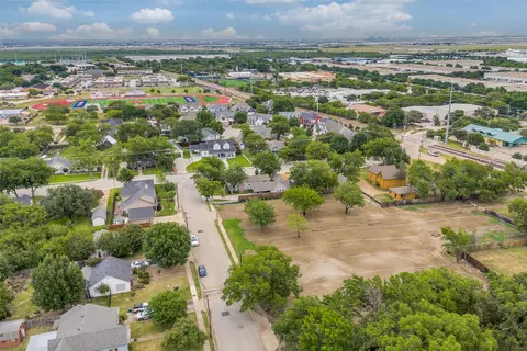 416 E College St, Grapevine, TX 76051 photo 3