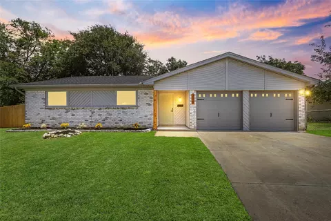 208 Roundtree Dr, Crowley, TX 76036