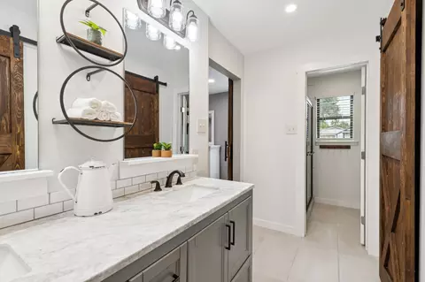 Bath - 508 Parker Dr, Euless, TX 76039 photo 2 of 4