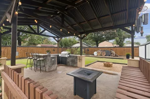 Exterior - 508 Parker Dr, Euless, TX 76039 photo 4 of 7