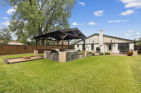 Exterior - 508 Parker Dr, Euless, TX 76039 photo 6 of 7