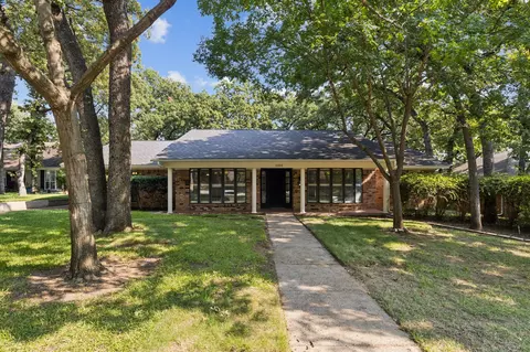 2505 Oak Manor Ct, Arlington, TX 76012