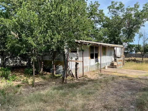 807 E 9th St, Coleman, TX 76834 photo 4