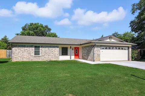 1028 Bryant St, Benbrook, TX 76126