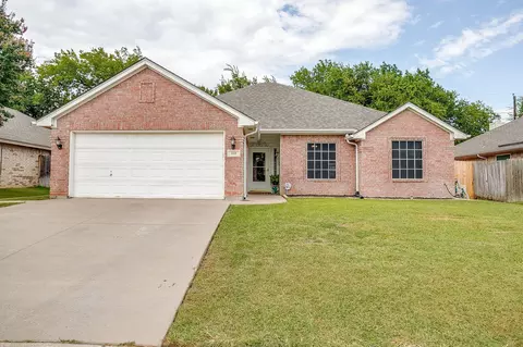 930 Heberle Dr, Burleson, TX 76028