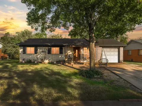 4312 Greenbriar Dr, Bellmead, TX 76705