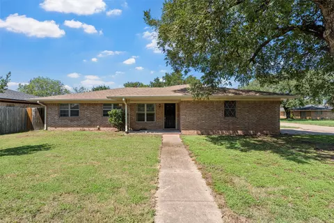 409 Delview Dr, Lacy Lakeview, TX 76705