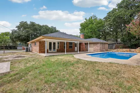 1033 Oak Ridge Dr, Azle, TX 76020