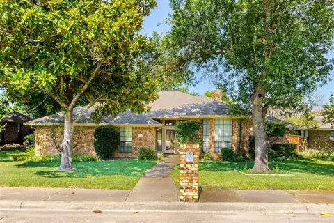 1013 Canyon Ridge Dr, Desoto, TX 75115