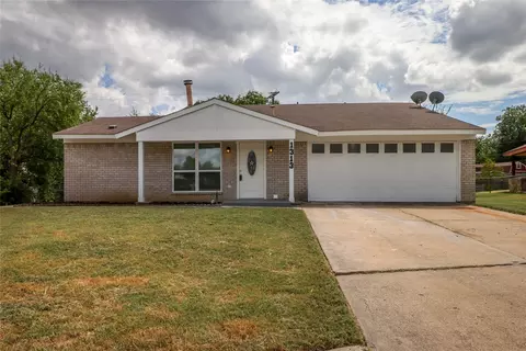 1313 S San Saba St, Grand Prairie, TX 75052