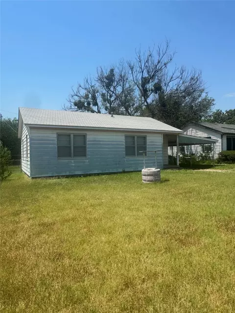 106 Benton St, Nocona, TX 76255