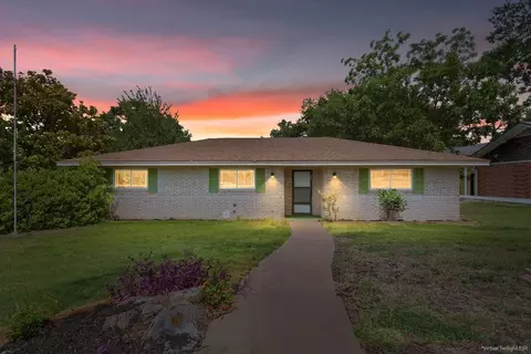 849 Arlington Dr, Woodway, TX 76712