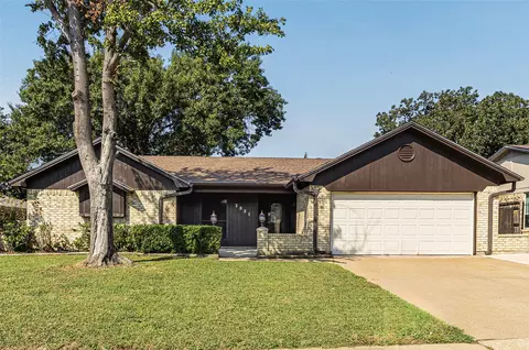 3021 Mossy Oak Ln, Bedford, TX 76021