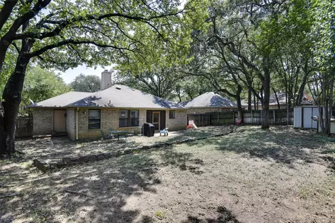 Exterior - 1605 Woodpath Dr, Euless, TX 76039 photo 6 of 9