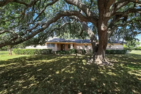 7133 Douglas Ln, North Richland Hills, TX 76182