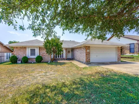 9921 Edmund Dr, Benbrook, TX 76126