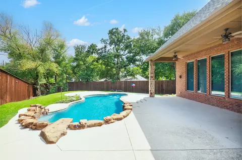 Exterior - 609 Knott Ct, Euless, TX 76039 photo 3 of 4