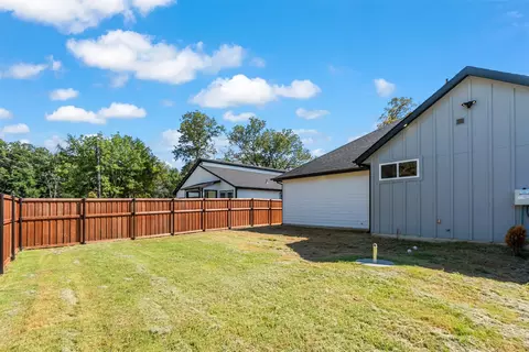 Exterior - 829 Maloma Rd, Tool, TX 75143 photo 6 of 7