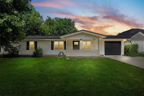 105 Alamo Dr, Mcgregor, TX 76657