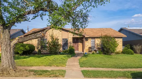 3014 Rockett Dr, Carrollton, TX 75007