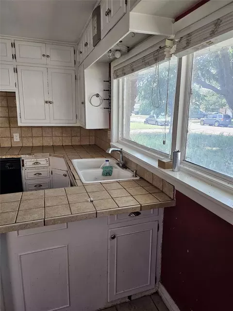 2215 Locust St, Amarillo, TX 79109 photo 2