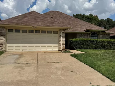 7904 N Buttercup Cir N, Fort Worth, TX 76123