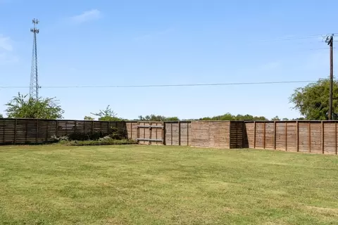 Exterior - 1002 Baker Ln, Mabank, TX 75147 photo 10 of 13